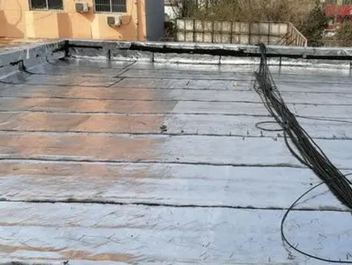 威海市卫生间漏水维修公司分享下威海市屋面楼顶防水刚性防水层施工要点。